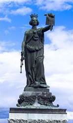 1903.ean nafar karlistek eraikitako Iruñeko Foruen Monumentua