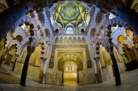 Galería principal de la mezquita de Córdoba con su mihrab