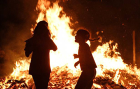 Les fogueres de Sant Joan a Hondarribia (Guipúscoa)